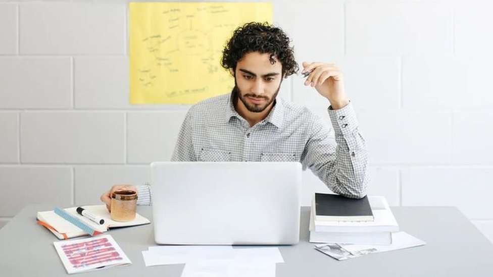 آداب الاستقالة: كيف يترك المحترفون وظائفهم بذكاء واحترام؟