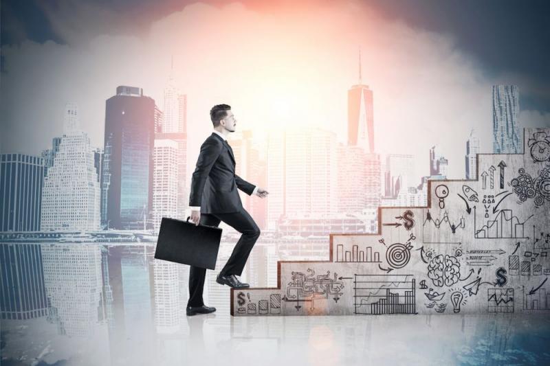 خطوات عملية لتسريع صعودك في السلم المهني