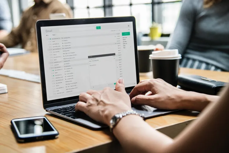 مهن بلا شهادة جامعية في السعودية: أفضل الفرص التي تطلب مهارات عملية (دليل 2025)