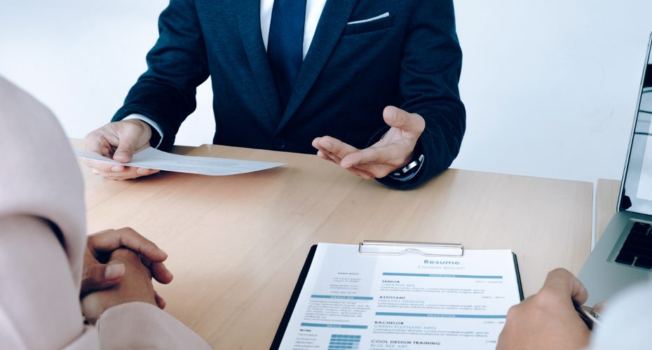 مقابلة العمل: دليلك الشامل للأسئلة الأكثر شيوعاً وكيفية الحصول على الوظيفة بعدها