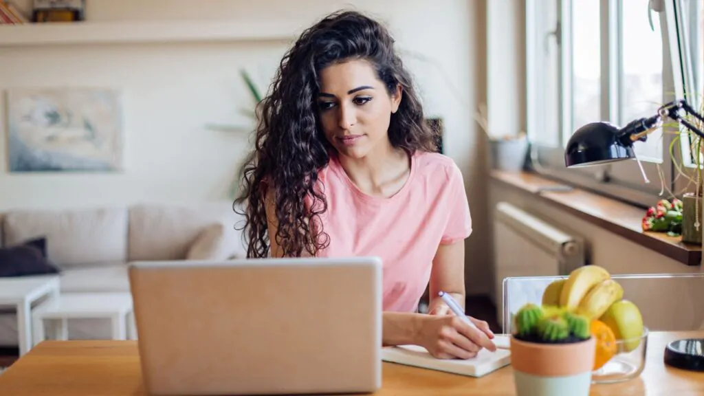 وظائف عن بعد في السعودية: دليل شامل لإيجاد عمل رقمي مستقر برواتب تنافسية