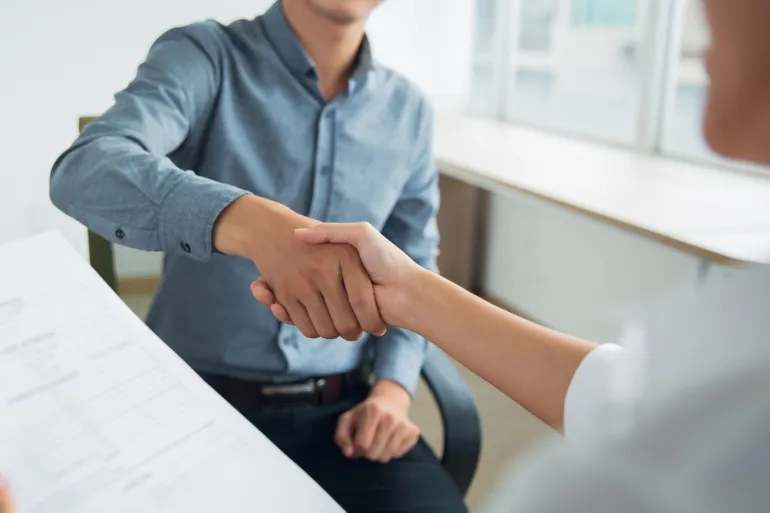 إدارة التوتر في المقابلات: 4 تقنيات بسيطة للهدوء والتركيز