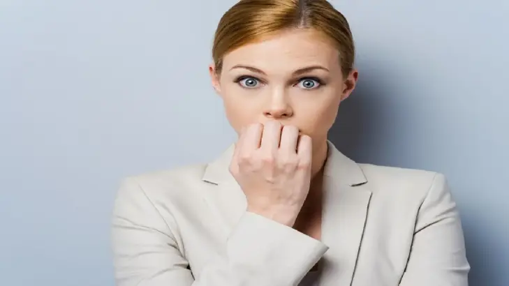 السؤال الصعب: "ما هي نقاط ضعفك؟" الإجابة الذكية التي يبحث عنها المديرون.