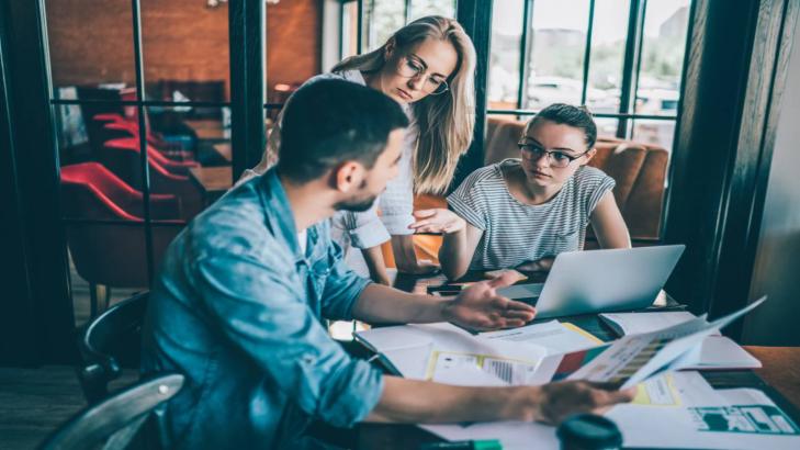 كيف تمدح زملاءك بذكاء الدليل الشامل لتعزيز روح الفريق وبناء الكاريزما