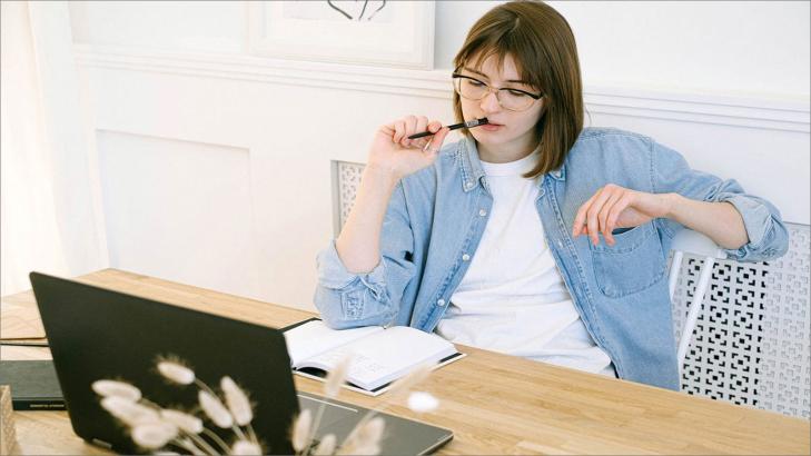 الحديث الذاتي الإيجابي: كيف تعيد برمجة عقلك للنجاح المهني؟