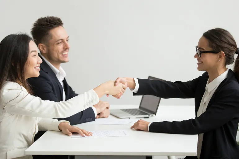 علامات تدل على أن مقابلة العمل سارت بشكل جيد (أو سيء)