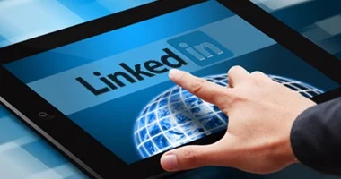 كيفية إنشاء حساب LinkedIn احترافي يستقطب أصحاب العمل ومسؤولي التوظيف لعام 2026